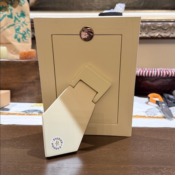 Gorgeous “Pigeon & Poodle” Faux Rattan NIB Picture Frame - Picture 4 of 5